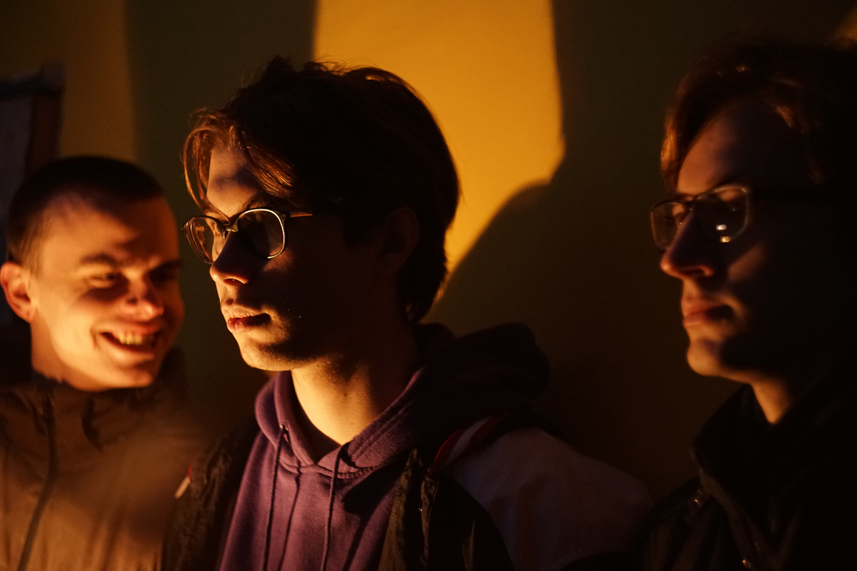 Сюрреализм, оксюмороны и осенний эмбиент (или пост-панк, или фьюжн). «Мертвый переулок» рассказали о своих странностях