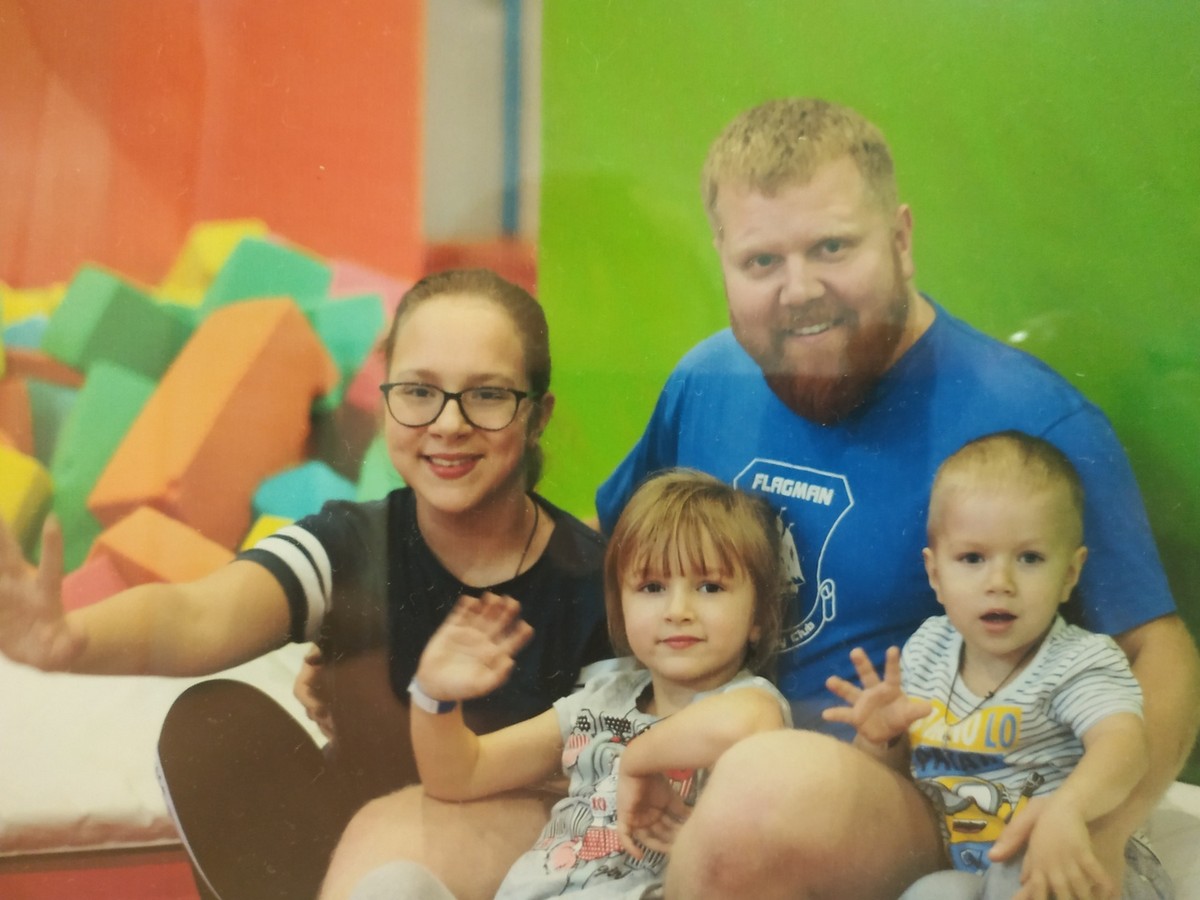 Папу в жизни никто не заменит! Об этом не понаслышке знают владимирские многодетные отцы. Они и расскажут нам сегодня, что является самым сложным, а что самым приятным в воспитании детей. И конечно, дадут совет - как стать своему ребенку хорошим папой