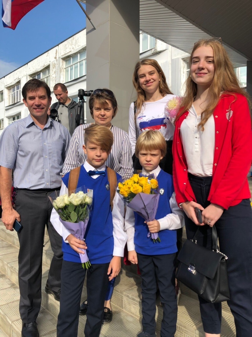 Папу в жизни никто не заменит! Об этом не понаслышке знают владимирские многодетные отцы. Они и расскажут нам сегодня, что является самым сложным, а что самым приятным в воспитании детей. И конечно, дадут совет - как стать своему ребенку хорошим папой