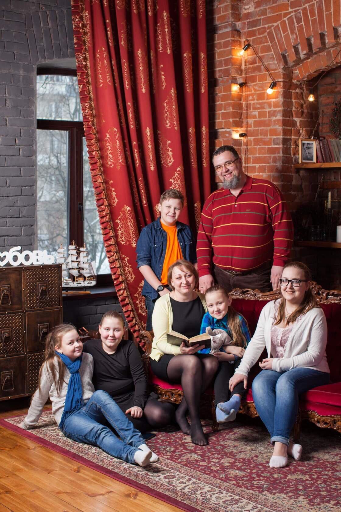 Папу в жизни никто не заменит! Об этом не понаслышке знают владимирские многодетные отцы. Они и расскажут нам сегодня, что является самым сложным, а что самым приятным в воспитании детей. И конечно, дадут совет - как стать своему ребенку хорошим папой