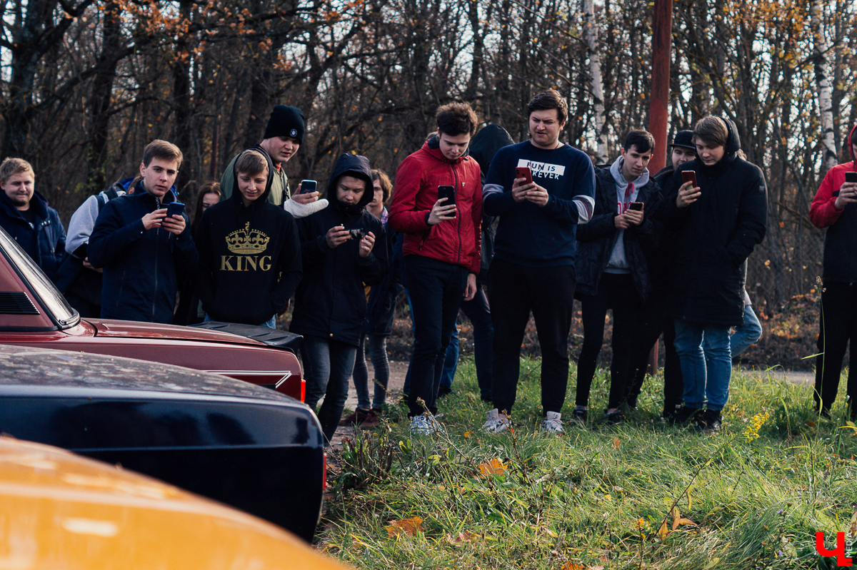 Если вы думаете, что «Жигули» - прошлый век, то посмотрите на чудеса, которые сотворили со своими машинами владимирские (и не только) умельцы. 12 октября на территории аэропорта Семязино они представили свои тюнингованные авто на фестивале «Боевая классика»