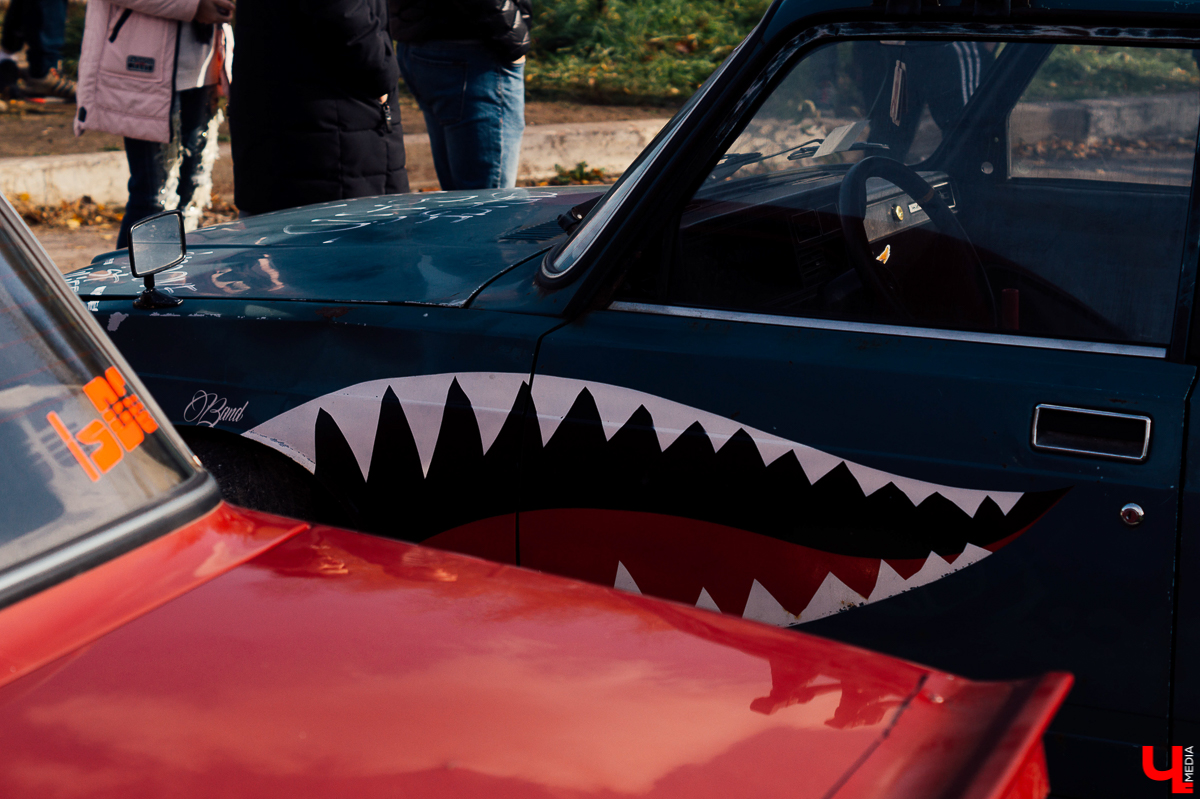 Если вы думаете, что «Жигули» - прошлый век, то посмотрите на чудеса, которые сотворили со своими машинами владимирские (и не только) умельцы. 12 октября на территории аэропорта Семязино они представили свои тюнингованные авто на фестивале «Боевая классика»