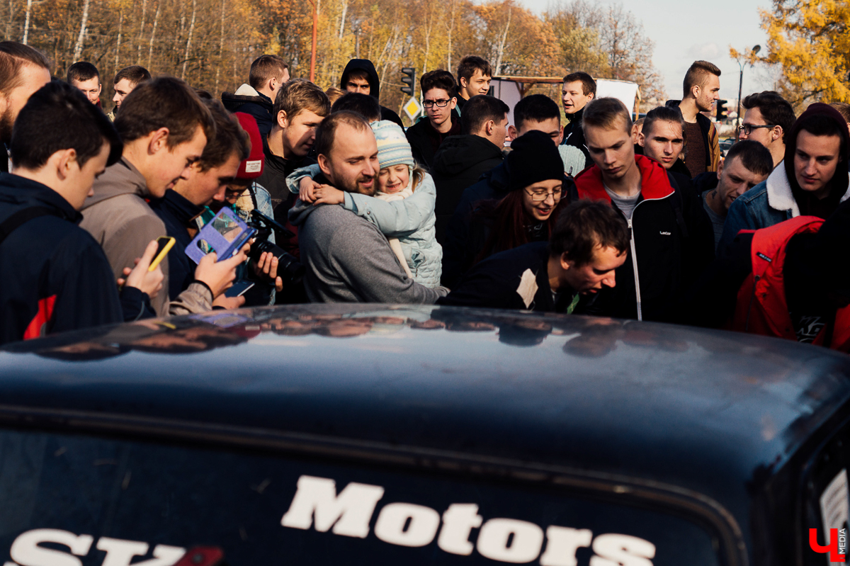 Если вы думаете, что «Жигули» - прошлый век, то посмотрите на чудеса, которые сотворили со своими машинами владимирские (и не только) умельцы. 12 октября на территории аэропорта Семязино они представили свои тюнингованные авто на фестивале «Боевая классика»