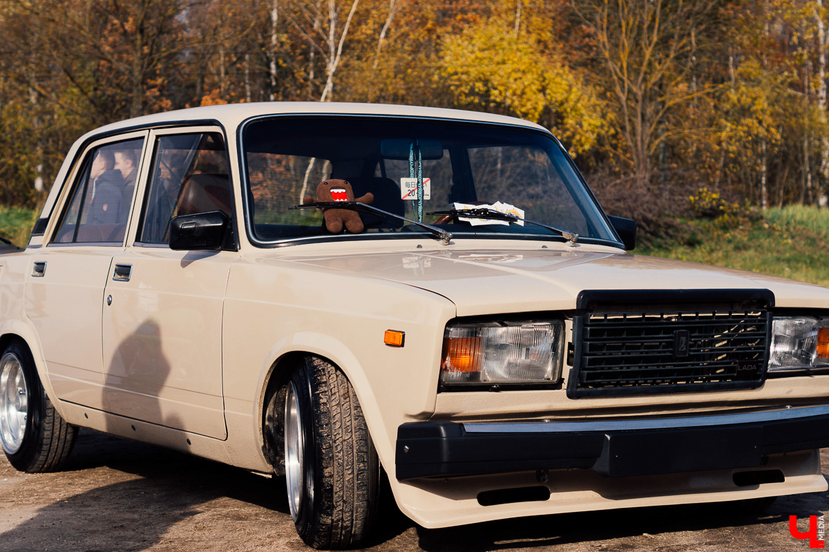 Если вы думаете, что «Жигули» - прошлый век, то посмотрите на чудеса, которые сотворили со своими машинами владимирские (и не только) умельцы. 12 октября на территории аэропорта Семязино они представили свои тюнингованные авто на фестивале «Боевая классика»