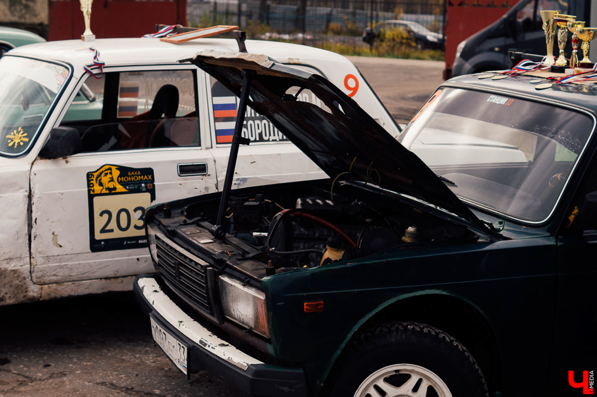 Если вы думаете, что «Жигули» - прошлый век, то посмотрите на чудеса, которые сотворили со своими машинами владимирские (и не только) умельцы. 12 октября на территории аэропорта Семязино они представили свои тюнингованные авто на фестивале «Боевая классика»