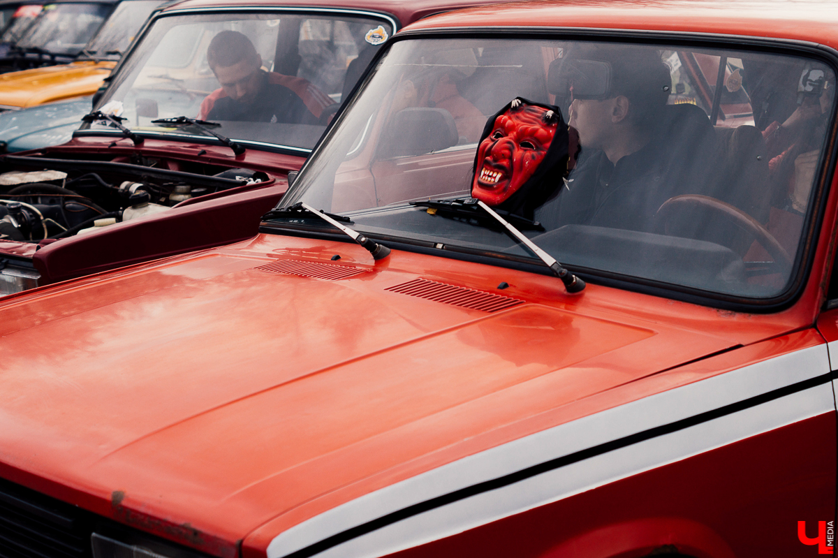 Если вы думаете, что «Жигули» - прошлый век, то посмотрите на чудеса, которые сотворили со своими машинами владимирские (и не только) умельцы. 12 октября на территории аэропорта Семязино они представили свои тюнингованные авто на фестивале «Боевая классика»