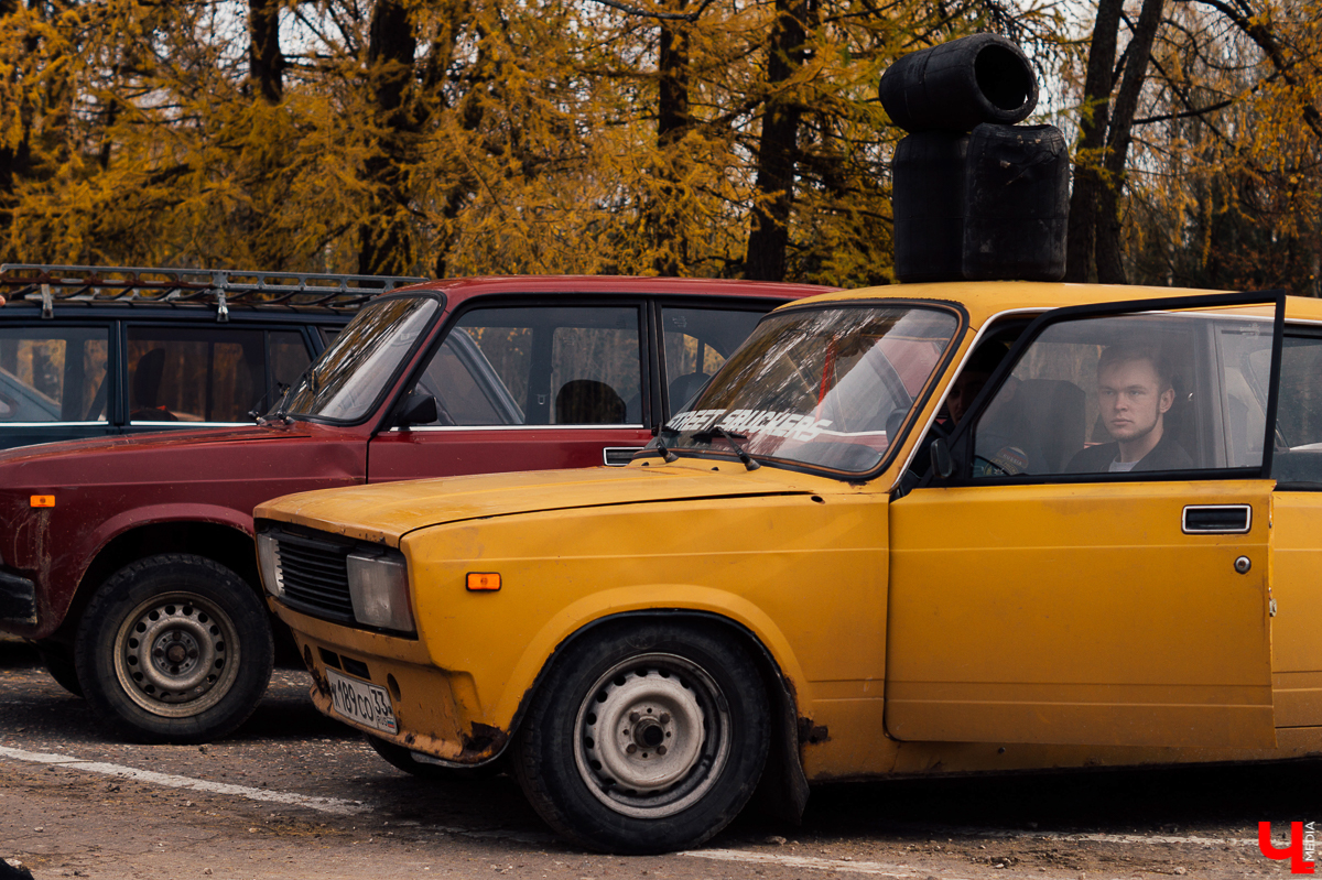 Если вы думаете, что «Жигули» - прошлый век, то посмотрите на чудеса, которые сотворили со своими машинами владимирские (и не только) умельцы. 12 октября на территории аэропорта Семязино они представили свои тюнингованные авто на фестивале «Боевая классика»