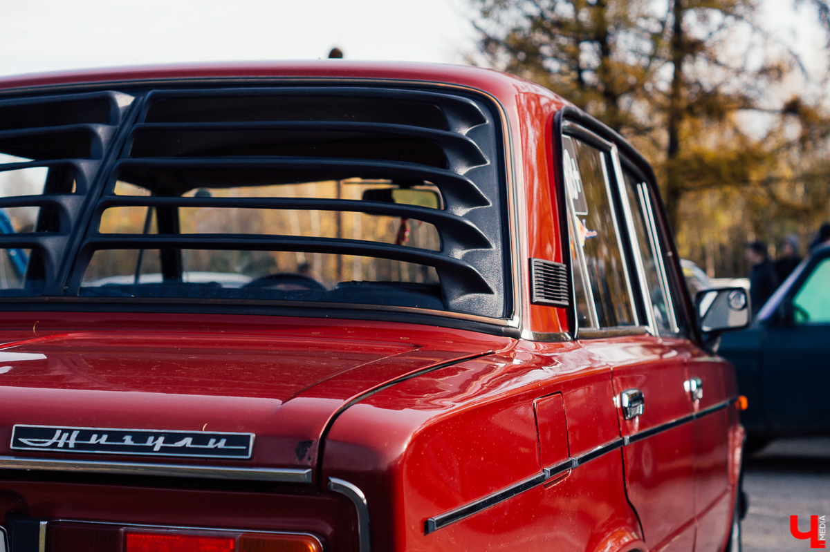 Если вы думаете, что «Жигули» - прошлый век, то посмотрите на чудеса, которые сотворили со своими машинами владимирские (и не только) умельцы. 12 октября на территории аэропорта Семязино они представили свои тюнингованные авто на фестивале «Боевая классика»