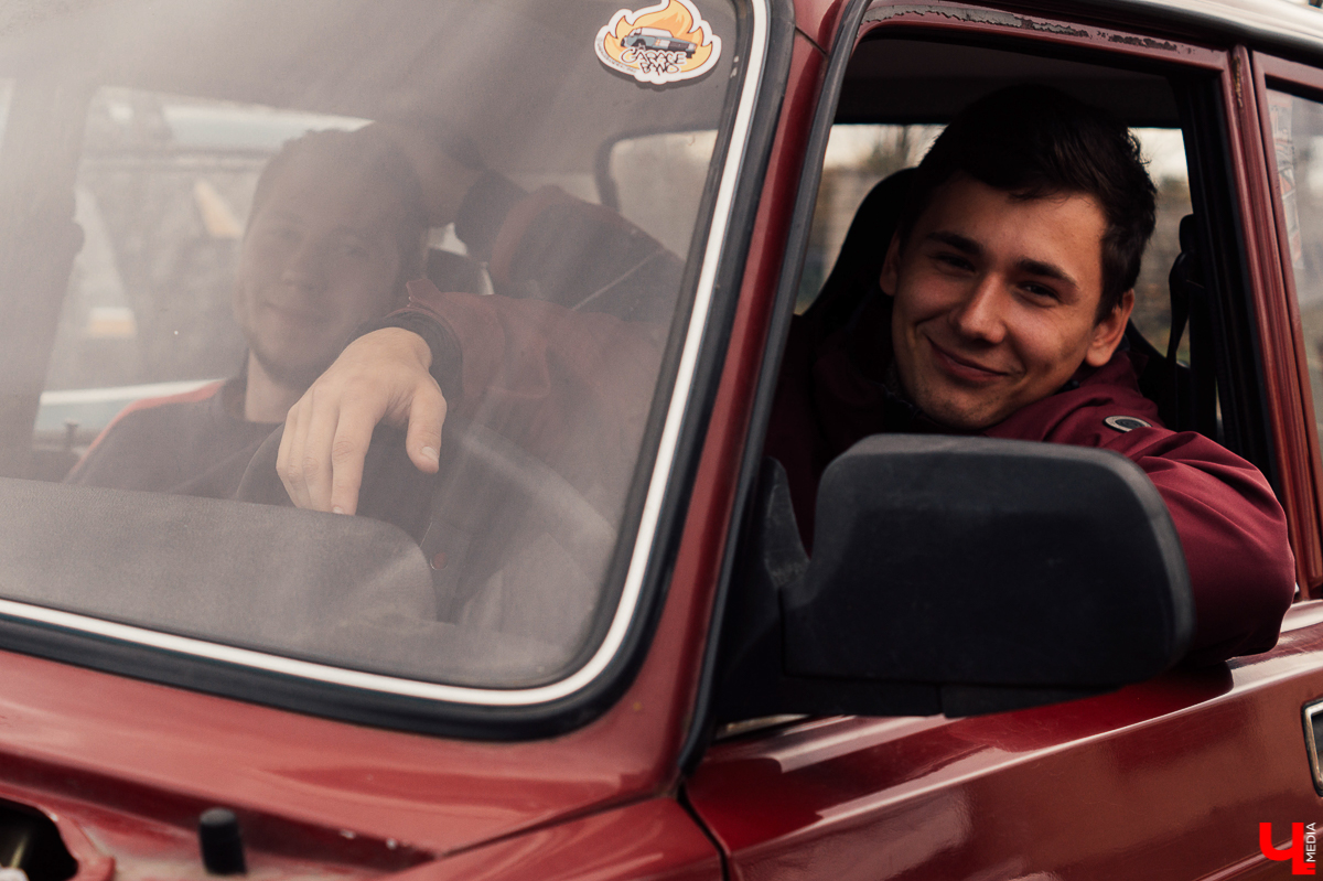 Если вы думаете, что «Жигули» - прошлый век, то посмотрите на чудеса, которые сотворили со своими машинами владимирские (и не только) умельцы. 12 октября на территории аэропорта Семязино они представили свои тюнингованные авто на фестивале «Боевая классика»