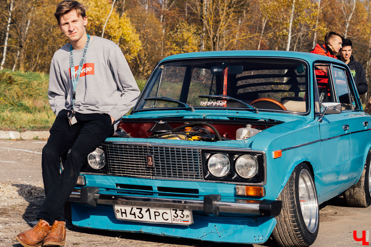 Если вы думаете, что «Жигули» - прошлый век, то посмотрите на чудеса, которые сотворили со своими машинами владимирские (и не только) умельцы. 12 октября на территории аэропорта Семязино они представили свои тюнингованные авто на фестивале «Боевая классика»