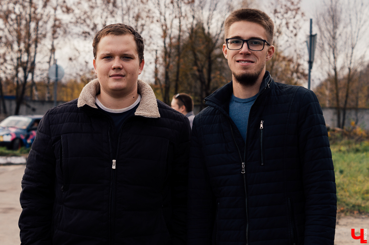 Если вы думаете, что «Жигули» - прошлый век, то посмотрите на чудеса, которые сотворили со своими машинами владимирские (и не только) умельцы. 12 октября на территории аэропорта Семязино они представили свои тюнингованные авто на фестивале «Боевая классика»