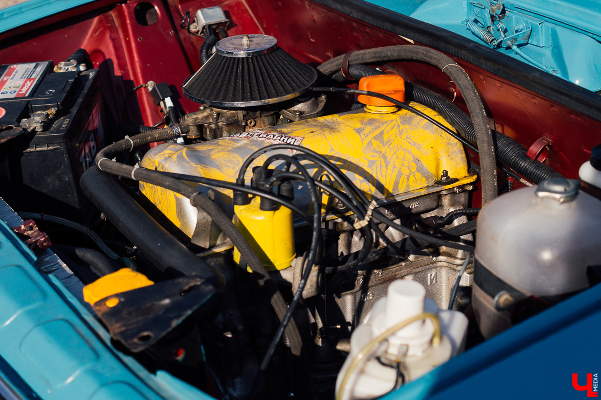 Если вы думаете, что «Жигули» - прошлый век, то посмотрите на чудеса, которые сотворили со своими машинами владимирские (и не только) умельцы. 12 октября на территории аэропорта Семязино они представили свои тюнингованные авто на фестивале «Боевая классика»