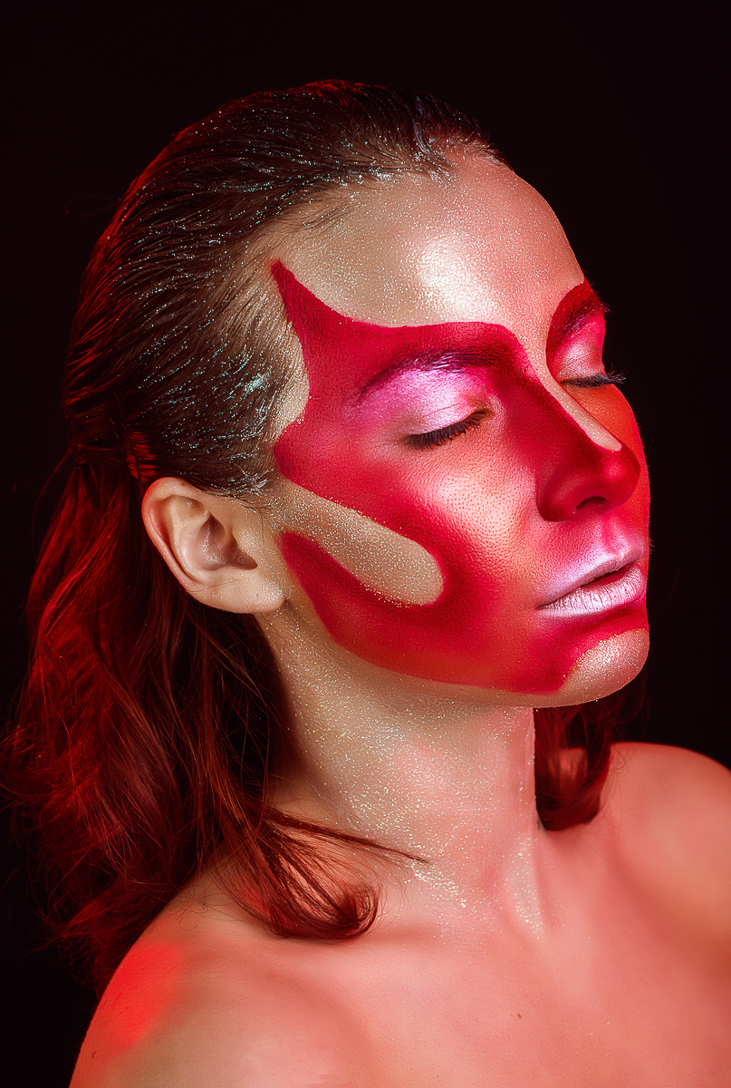  Владимирские мастера Ирина Копаченко и Елена Синтякова представили “Ключ-Медиа” свои работы в стиле бьюти-арт-фейс-креатива и поделились секретами их создания.