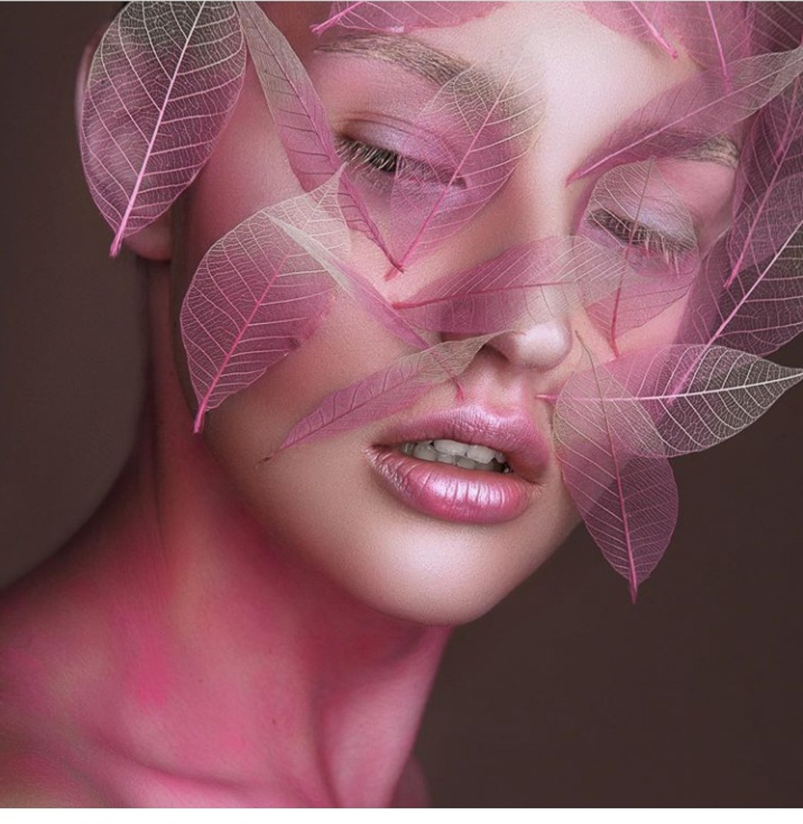  Владимирские мастера Ирина Копаченко и Елена Синтякова представили “Ключ-Медиа” свои работы в стиле бьюти-арт-фейс-креатива и поделились секретами их создания.