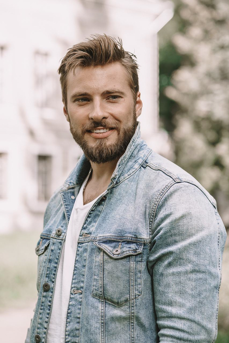 Александр Ломов уехал в столицу, чтобы осуществить мечту - играть в большом кино. Уже сейчас он работает на съемочных площадках с Буруновым, Фоменко, Охлобыстиным… А главное, не перестает мечтать