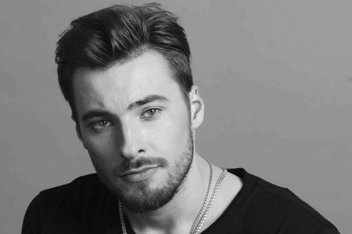 Александр Ломов уехал в столицу, чтобы осуществить мечту - играть в большом кино. Уже сейчас он работает на съемочных площадках с Буруновым, Фоменко, Охлобыстиным… А главное, не перестает мечтать