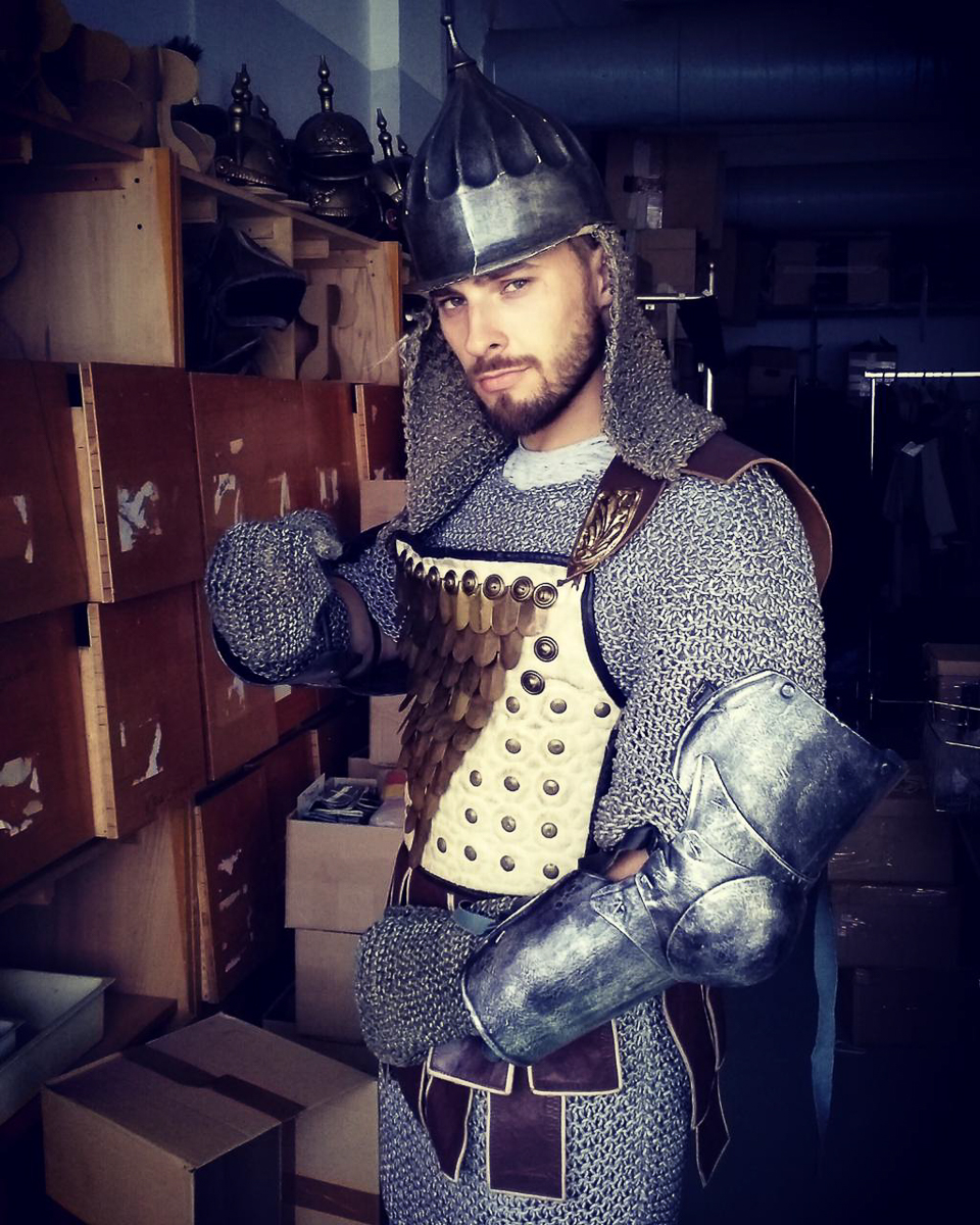 Александр Ломов уехал в столицу, чтобы осуществить мечту - играть в большом кино. Уже сейчас он работает на съемочных площадках с Буруновым, Фоменко, Охлобыстиным… А главное, не перестает мечтать