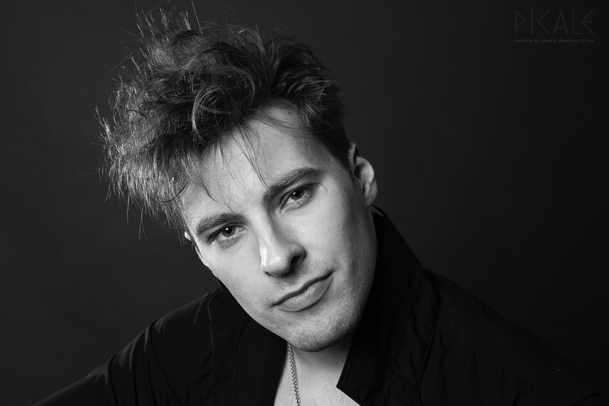 Александр Ломов уехал в столицу, чтобы осуществить мечту - играть в большом кино. Уже сейчас он работает на съемочных площадках с Буруновым, Фоменко, Охлобыстиным… А главное, не перестает мечтать