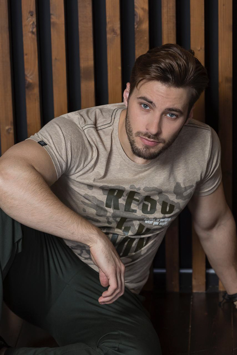 Александр Ломов уехал в столицу, чтобы осуществить мечту - играть в большом кино. Уже сейчас он работает на съемочных площадках с Буруновым, Фоменко, Охлобыстиным… А главное, не перестает мечтать