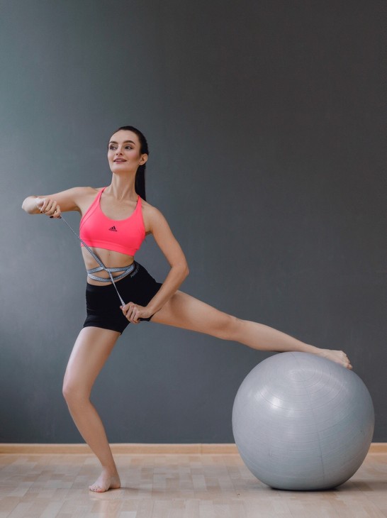 Сегодня в нашем конкурсе “Ключ на спорт” принимает участие Александра Некрасова - актриса, модель и домашний кондитер. Несмотря на свою вкусную профессию, девушка держит себя в прекрасной форме!