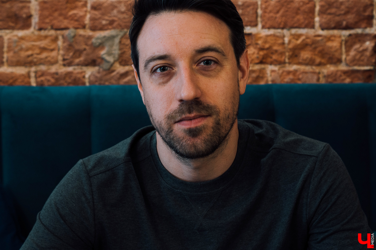 Александр Симкин писал всегда, будучи школьником, студентом, журналистом. И даже теперь, когда он бизнесмен, творчество не отошло на задний план. Рассказываем, как благодаря таланту и серии случайностей заключаются контракты и издаются книги