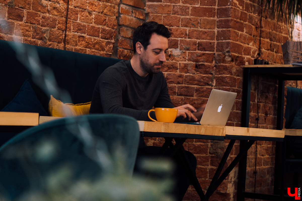 Александр Симкин писал всегда, будучи школьником, студентом, журналистом. И даже теперь, когда он бизнесмен, творчество не отошло на задний план. Рассказываем, как благодаря таланту и серии случайностей заключаются контракты и издаются книги