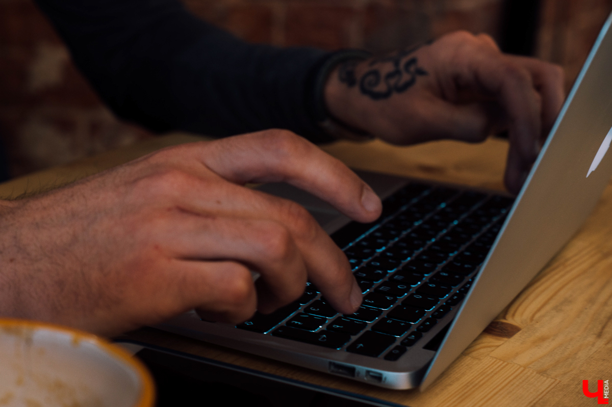 Александр Симкин писал всегда, будучи школьником, студентом, журналистом. И даже теперь, когда он бизнесмен, творчество не отошло на задний план. Рассказываем, как благодаря таланту и серии случайностей заключаются контракты и издаются книги