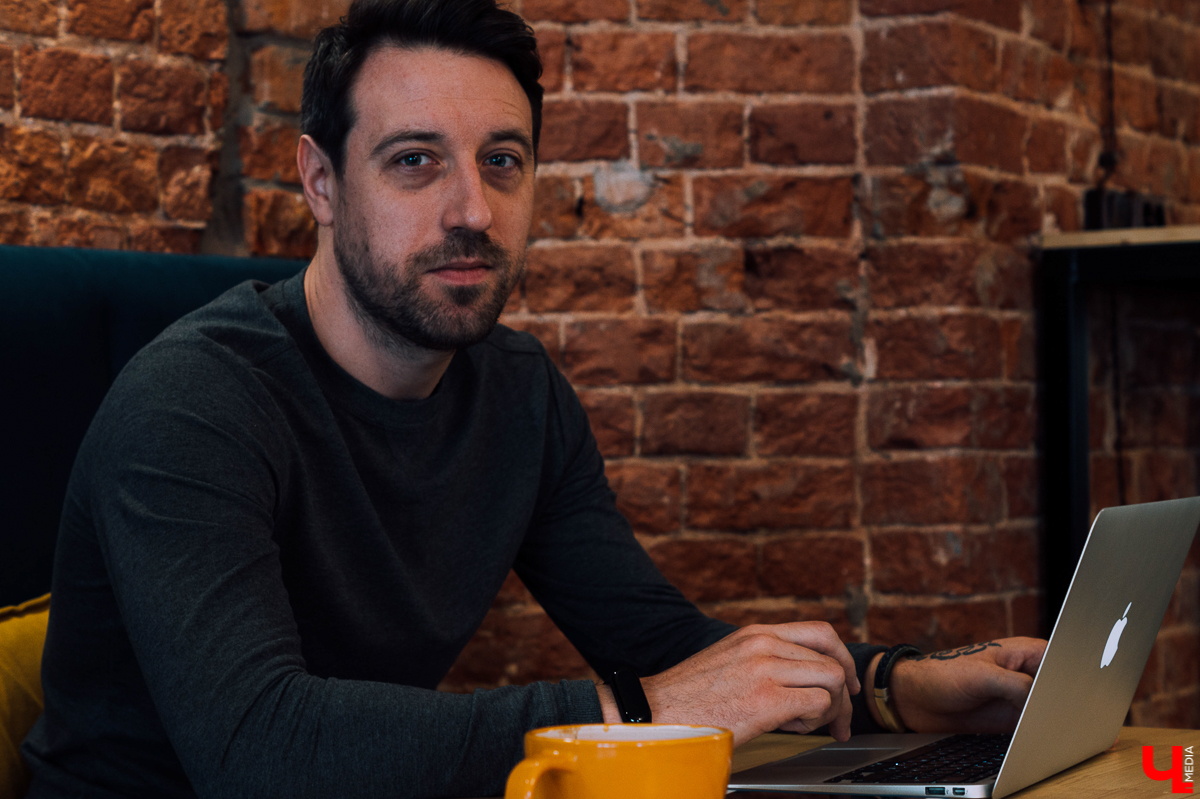 Александр Симкин писал всегда, будучи школьником, студентом, журналистом. И даже теперь, когда он бизнесмен, творчество не отошло на задний план. Рассказываем, как благодаря таланту и серии случайностей заключаются контракты и издаются книги