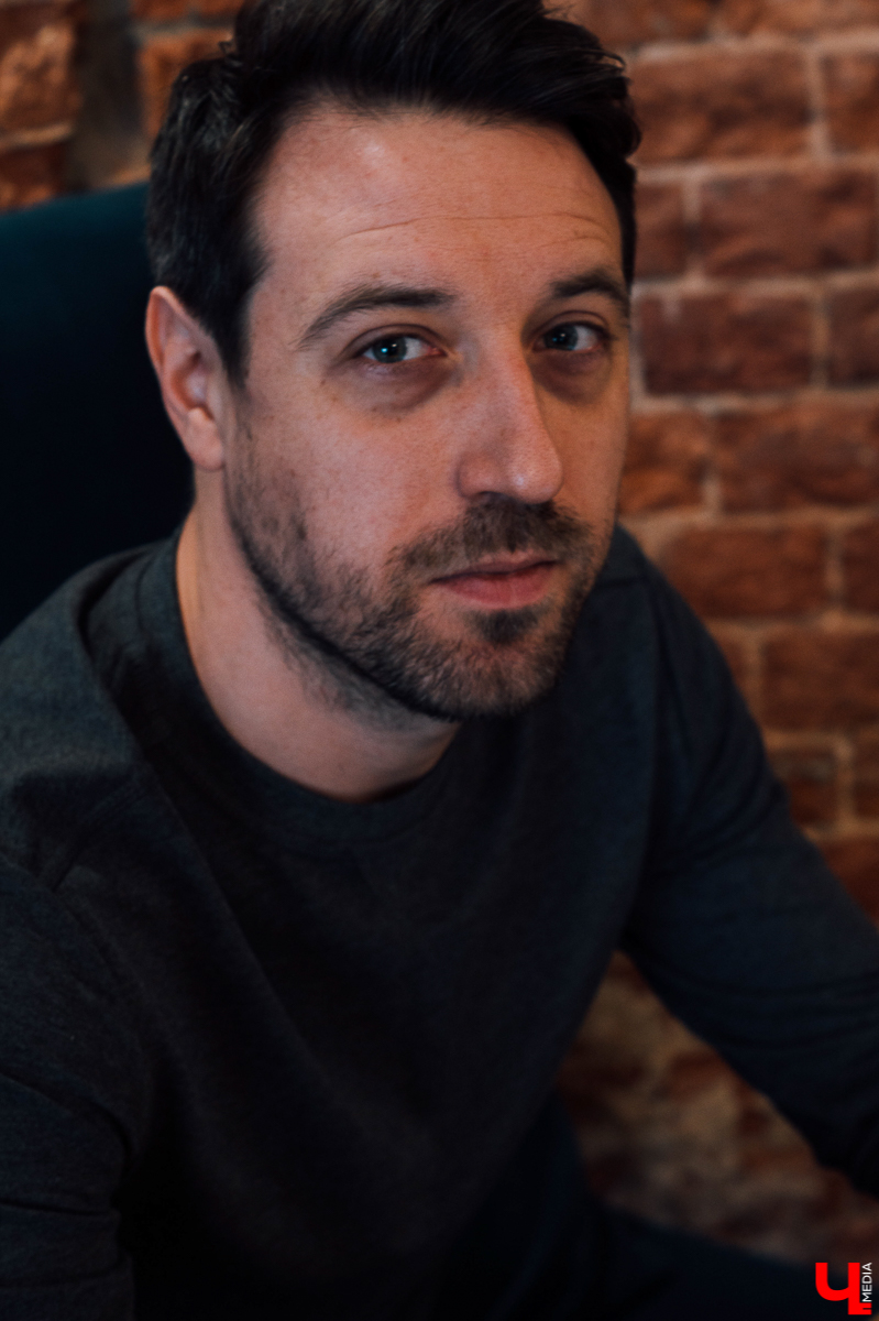 Александр Симкин писал всегда, будучи школьником, студентом, журналистом. И даже теперь, когда он бизнесмен, творчество не отошло на задний план. Рассказываем, как благодаря таланту и серии случайностей заключаются контракты и издаются книги