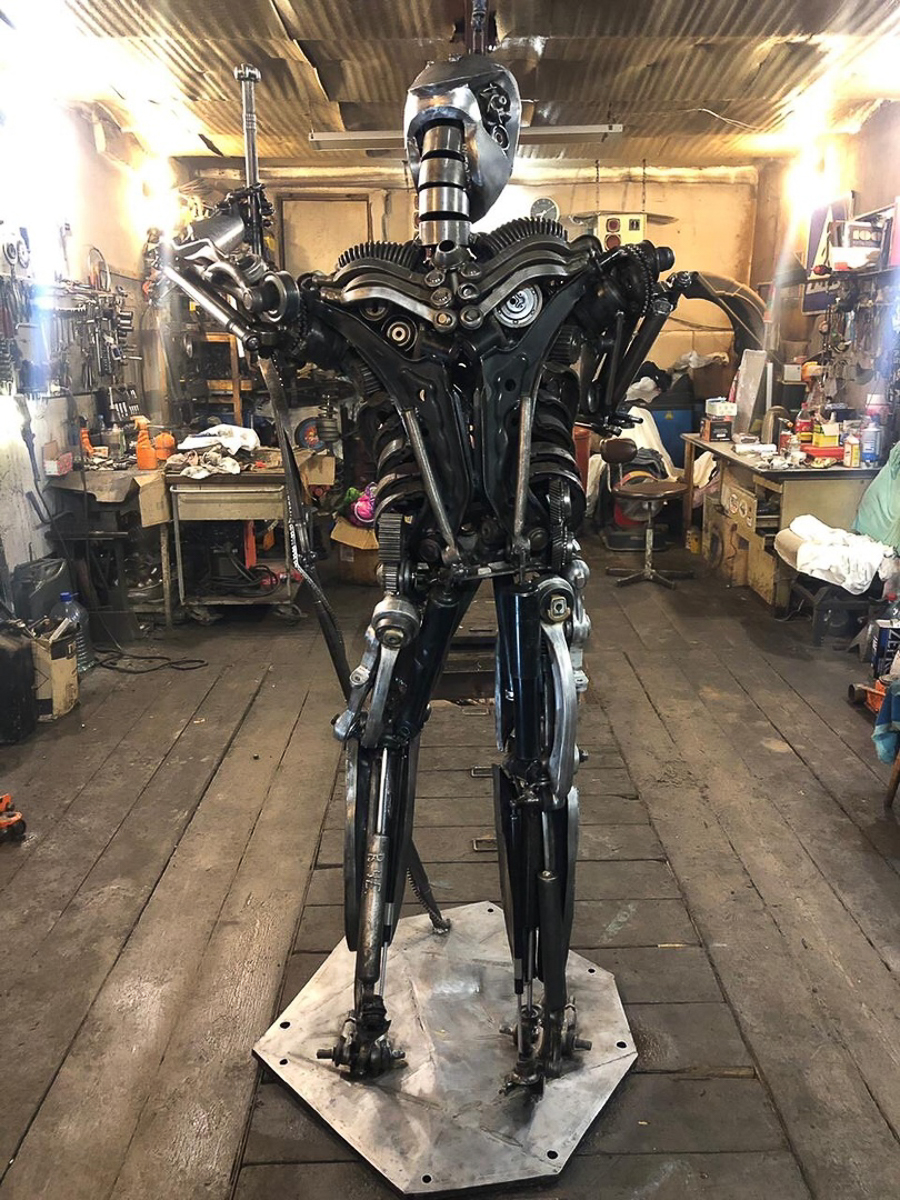 В Александрове время от времени появляются новые арт-объекты из металла. Один из самых свежих - рыба на набережной. Кто ее придумал, создал и установил? Мы нашли автора необычных скульптур