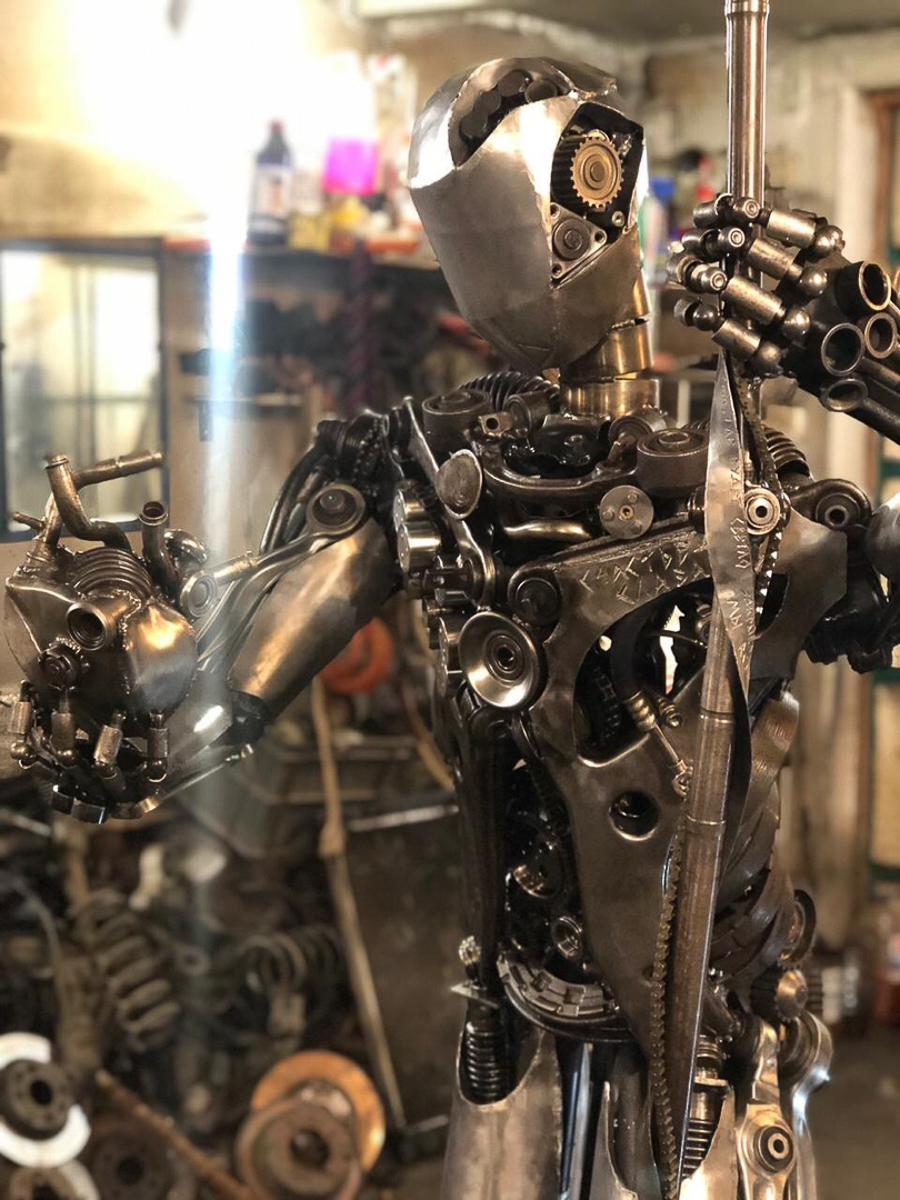 В Александрове время от времени появляются новые арт-объекты из металла. Один из самых свежих - рыба на набережной. Кто ее придумал, создал и установил? Мы нашли автора необычных скульптур