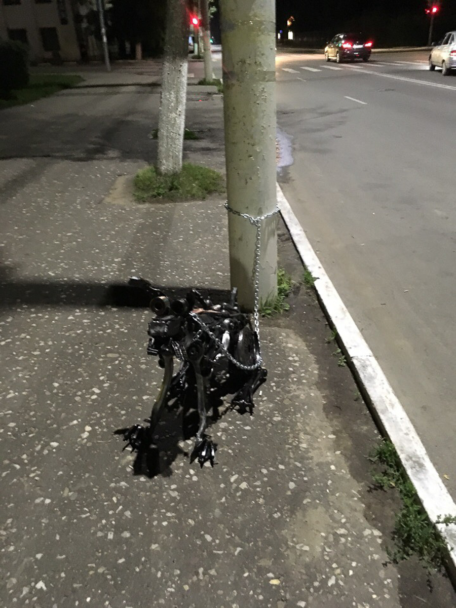 В Александрове время от времени появляются новые арт-объекты из металла. Один из самых свежих - рыба на набережной. Кто ее придумал, создал и установил? Мы нашли автора необычных скульптур