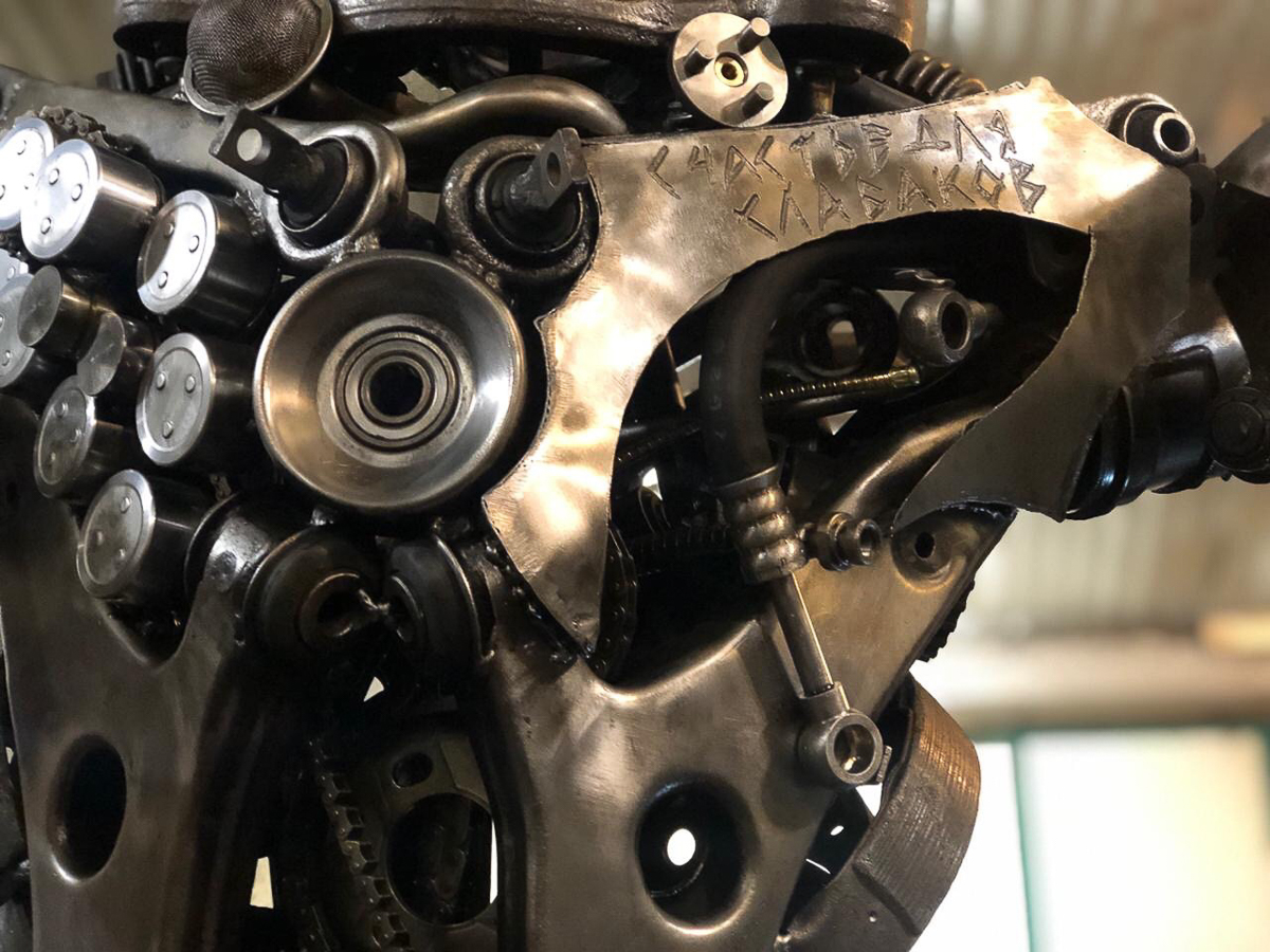 В Александрове время от времени появляются новые арт-объекты из металла. Один из самых свежих - рыба на набережной. Кто ее придумал, создал и установил? Мы нашли автора необычных скульптур