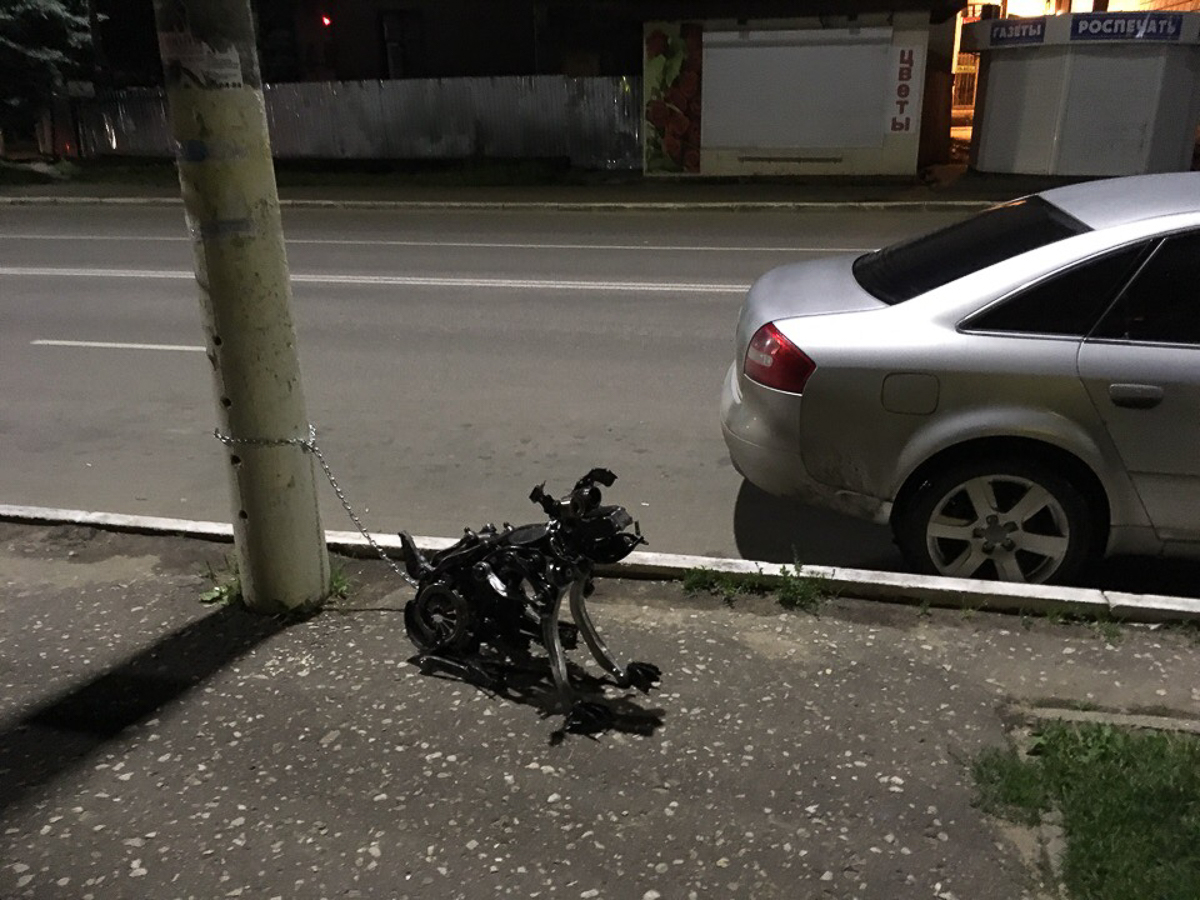 В Александрове время от времени появляются новые арт-объекты из металла. Один из самых свежих - рыба на набережной. Кто ее придумал, создал и установил? Мы нашли автора необычных скульптур