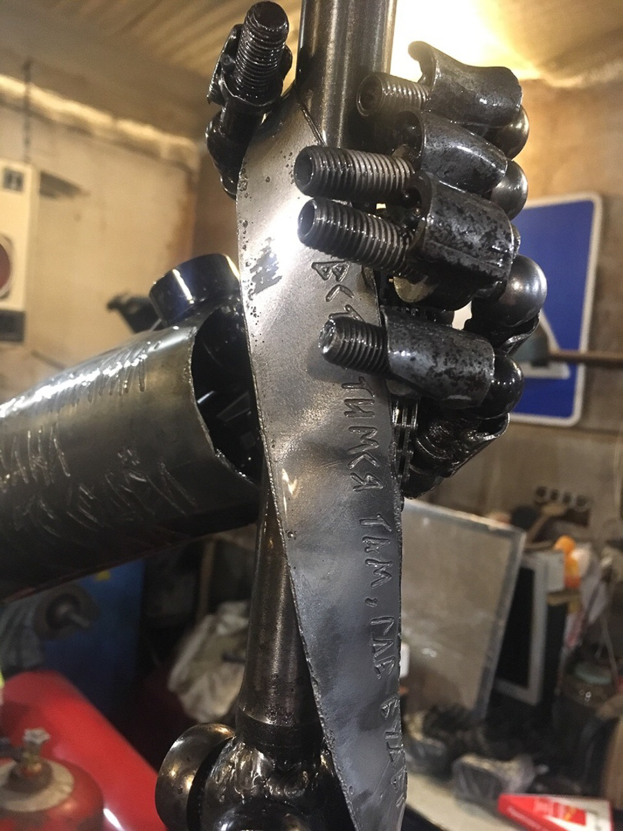 В Александрове время от времени появляются новые арт-объекты из металла. Один из самых свежих - рыба на набережной. Кто ее придумал, создал и установил? Мы нашли автора необычных скульптур