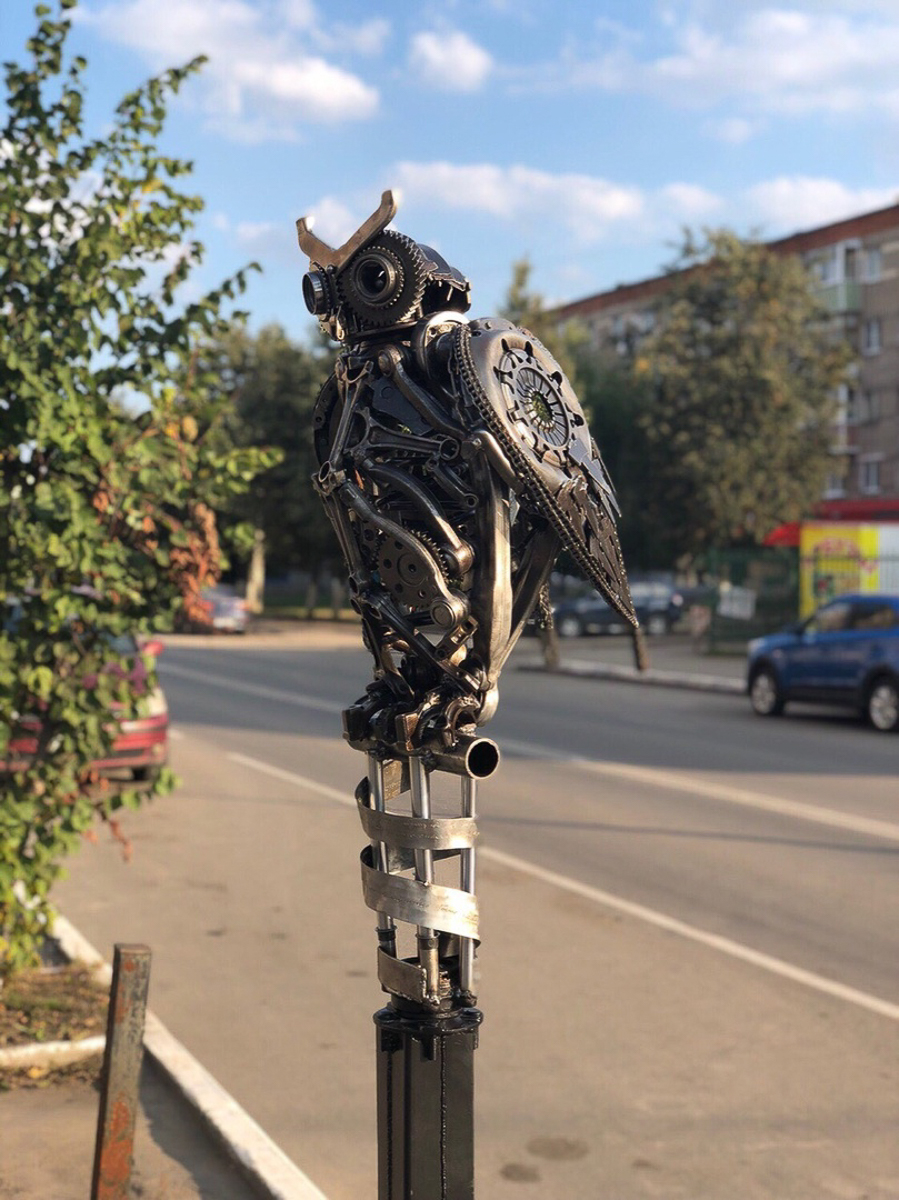 В Александрове время от времени появляются новые арт-объекты из металла. Один из самых свежих - рыба на набережной. Кто ее придумал, создал и установил? Мы нашли автора необычных скульптур