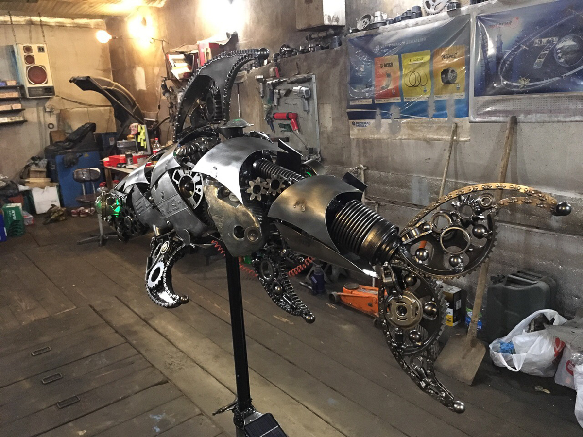 В Александрове время от времени появляются новые арт-объекты из металла. Один из самых свежих - рыба на набережной. Кто ее придумал, создал и установил? Мы нашли автора необычных скульптур