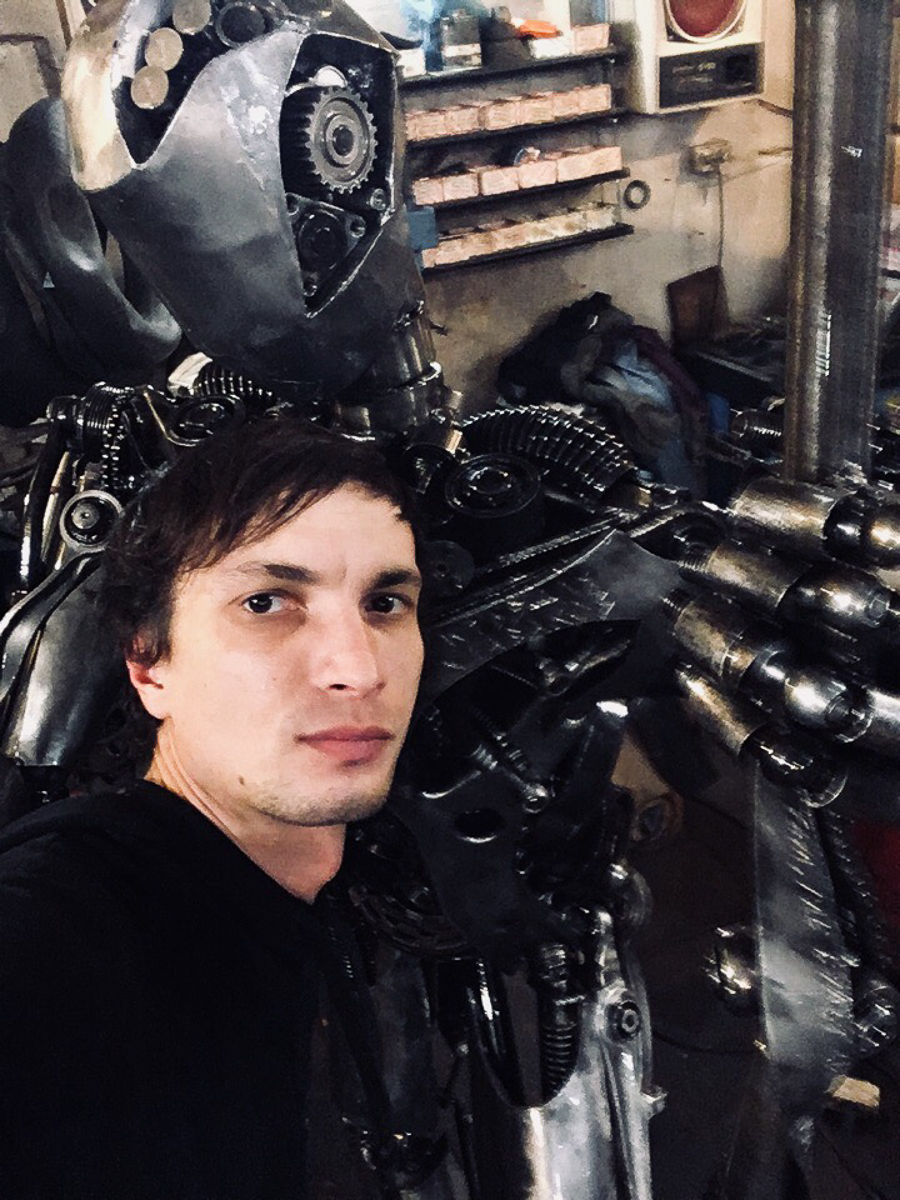 В Александрове время от времени появляются новые арт-объекты из металла. Один из самых свежих - рыба на набережной. Кто ее придумал, создал и установил? Мы нашли автора необычных скульптур