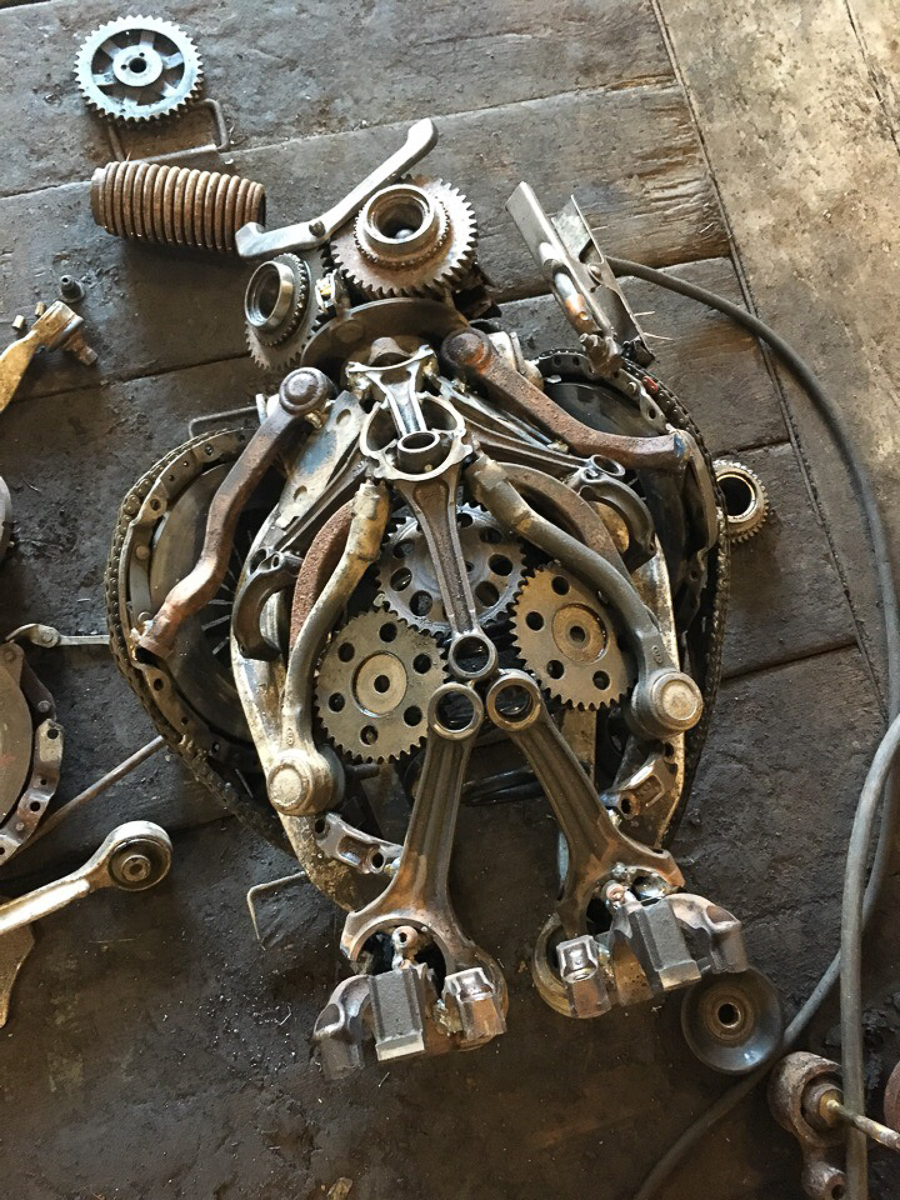 В Александрове время от времени появляются новые арт-объекты из металла. Один из самых свежих - рыба на набережной. Кто ее придумал, создал и установил? Мы нашли автора необычных скульптур