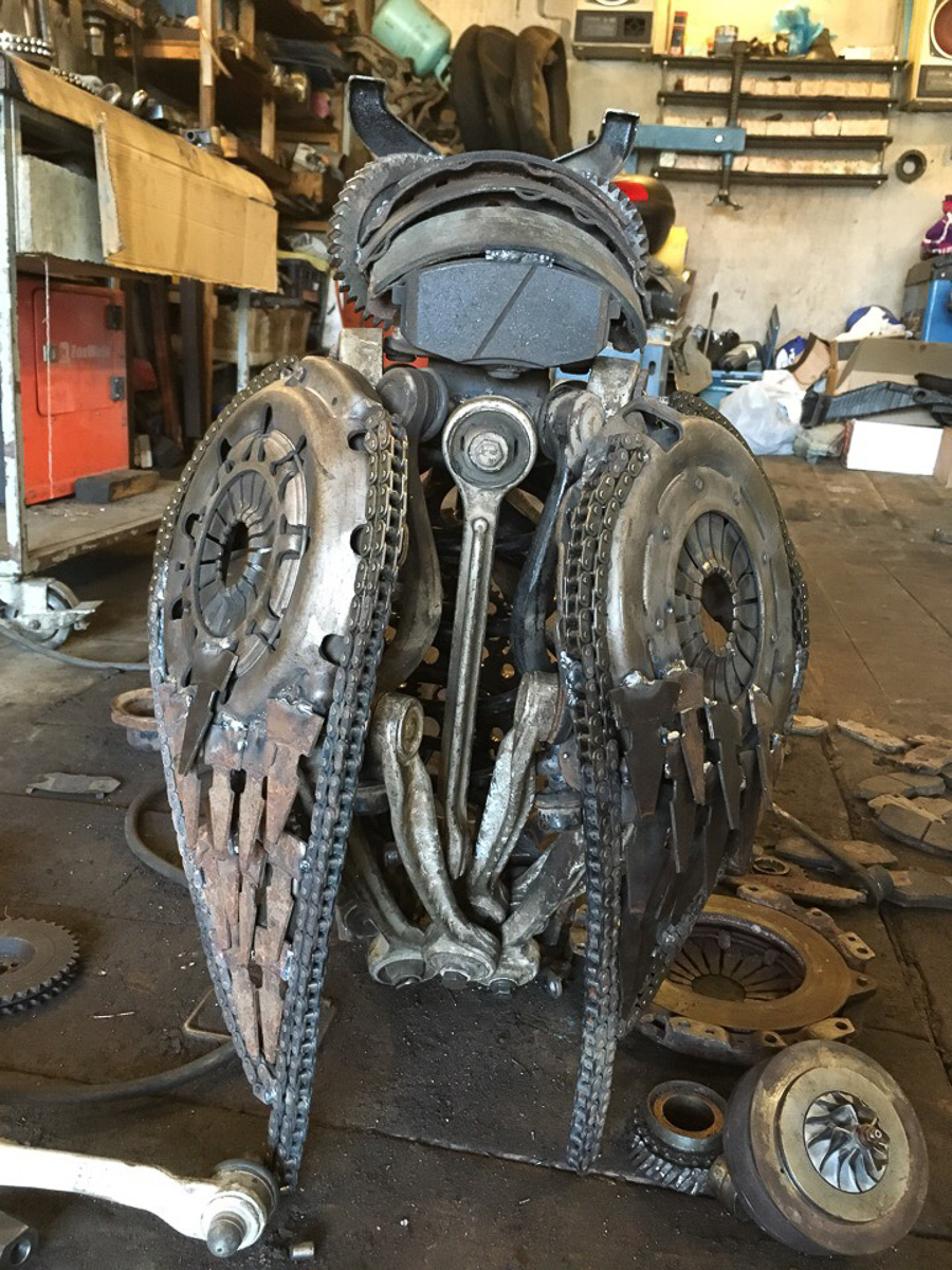 В Александрове время от времени появляются новые арт-объекты из металла. Один из самых свежих - рыба на набережной. Кто ее придумал, создал и установил? Мы нашли автора необычных скульптур