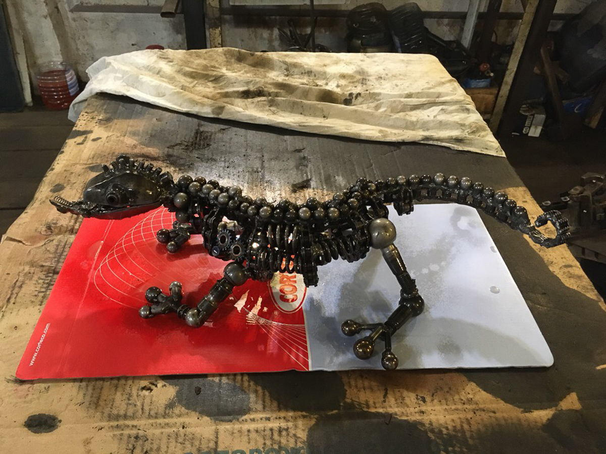 В Александрове время от времени появляются новые арт-объекты из металла. Один из самых свежих - рыба на набережной. Кто ее придумал, создал и установил? Мы нашли автора необычных скульптур