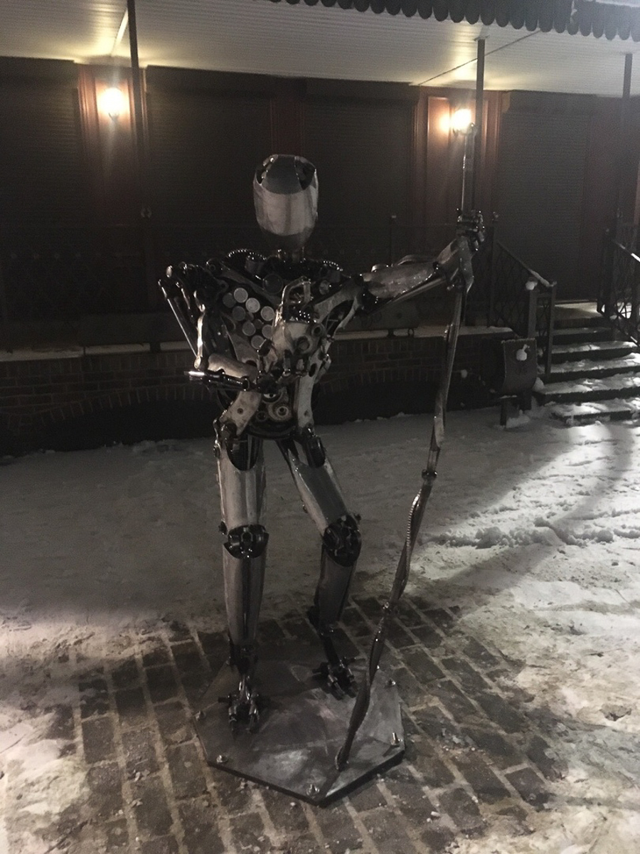 В Александрове время от времени появляются новые арт-объекты из металла. Один из самых свежих - рыба на набережной. Кто ее придумал, создал и установил? Мы нашли автора необычных скульптур