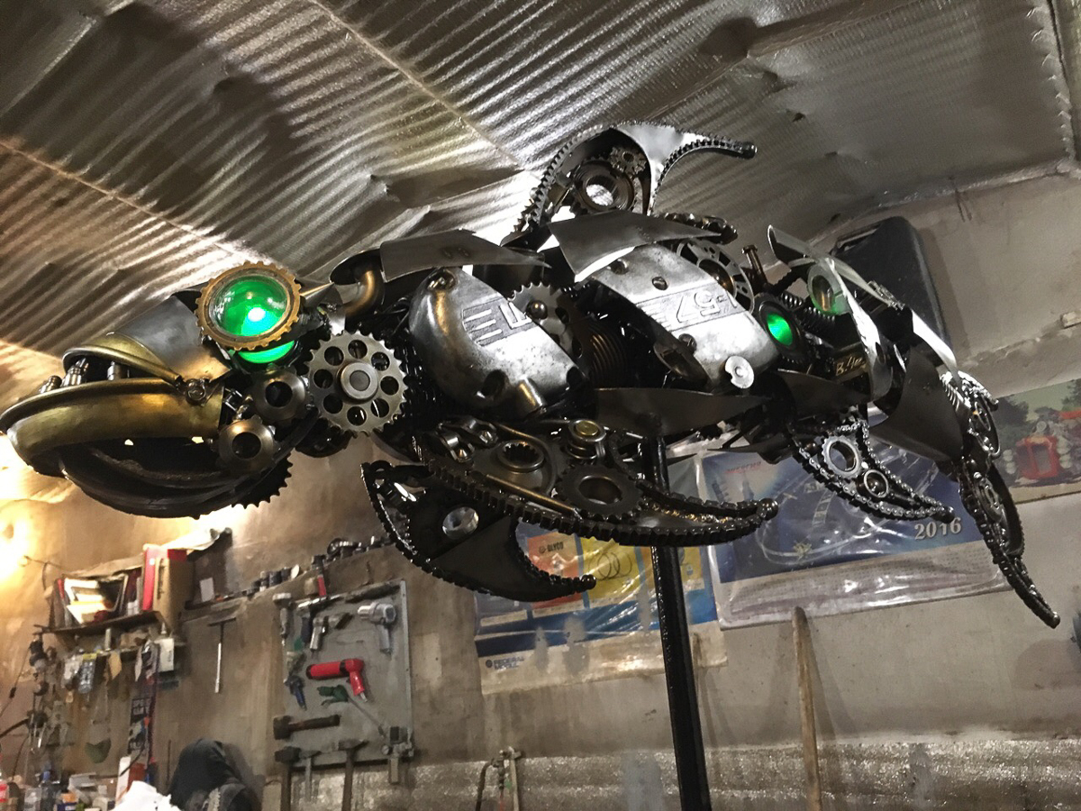 В Александрове время от времени появляются новые арт-объекты из металла. Один из самых свежих - рыба на набережной. Кто ее придумал, создал и установил? Мы нашли автора необычных скульптур