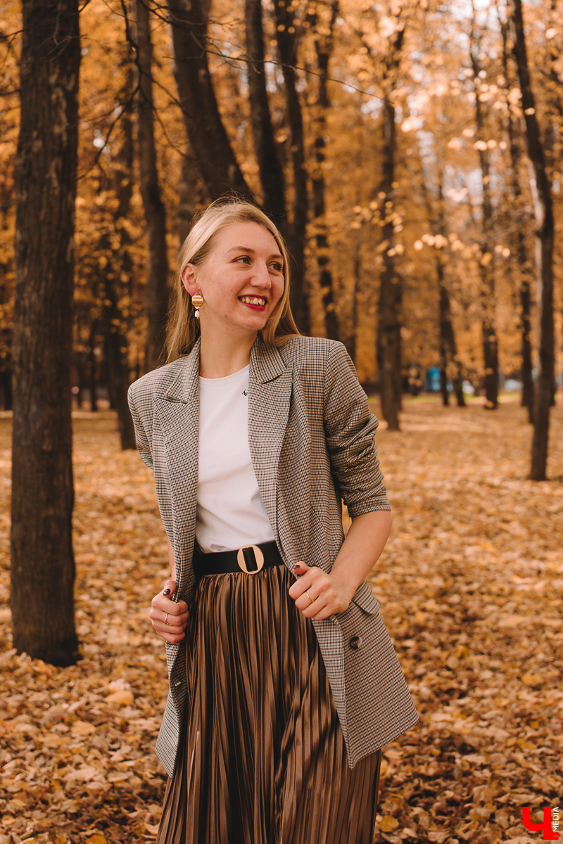 Мария Скосырева - программист, но это не значит, что ее гардероб ограничивается потертыми джинсами, мятыми рубашками и вытянутыми свитерами. Она работает в мужском коллективе, поэтому предпочитает выглядеть женственно и стильно