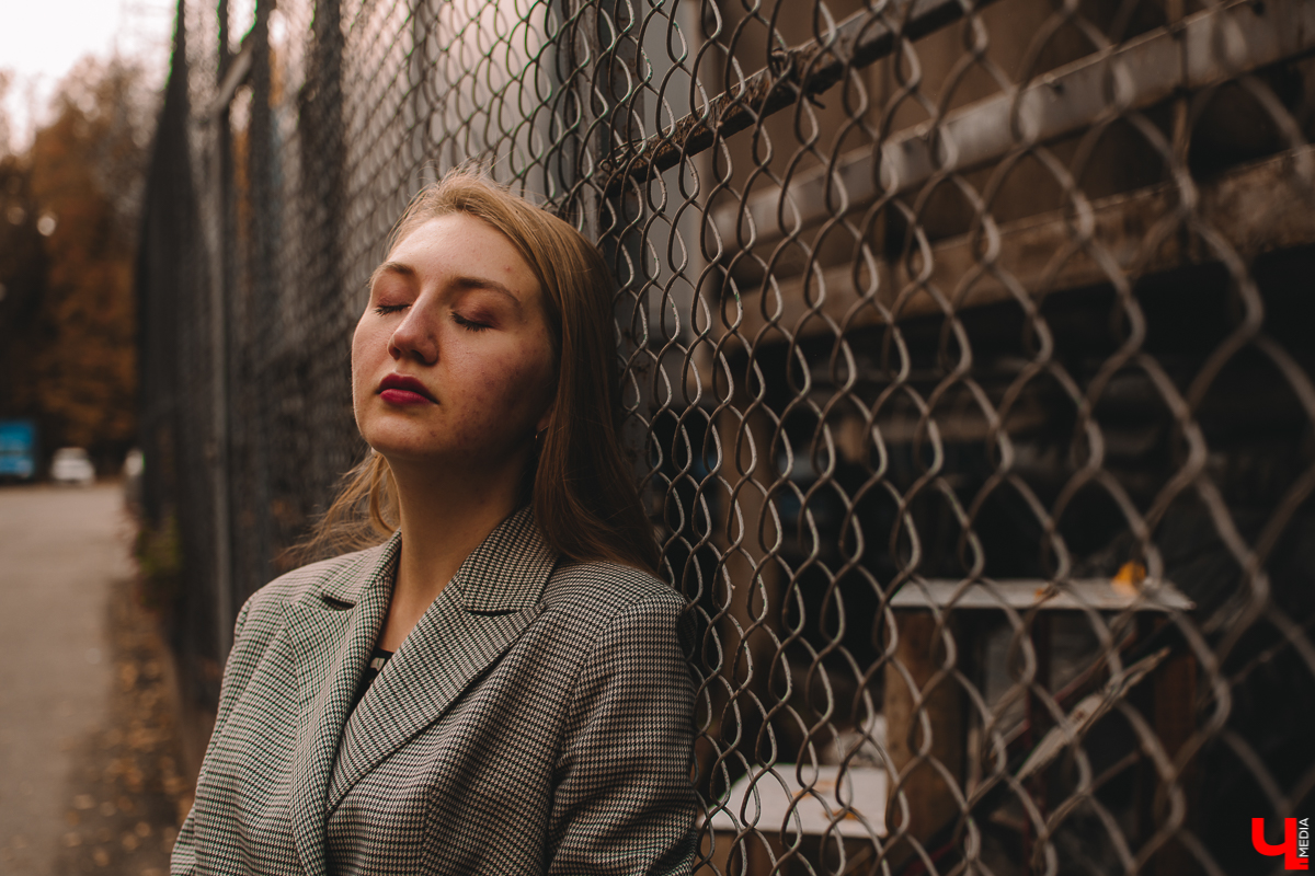 Мария Скосырева - программист, но это не значит, что ее гардероб ограничивается потертыми джинсами, мятыми рубашками и вытянутыми свитерами. Она работает в мужском коллективе, поэтому предпочитает выглядеть женственно и стильно