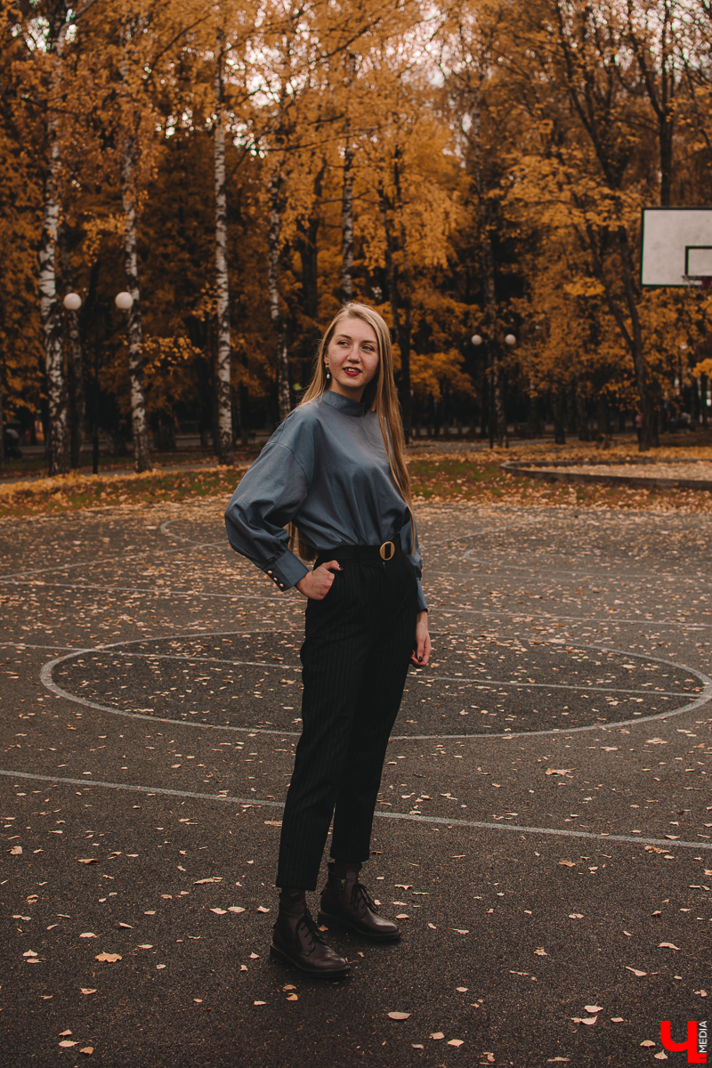 Мария Скосырева - программист, но это не значит, что ее гардероб ограничивается потертыми джинсами, мятыми рубашками и вытянутыми свитерами. Она работает в мужском коллективе, поэтому предпочитает выглядеть женственно и стильно