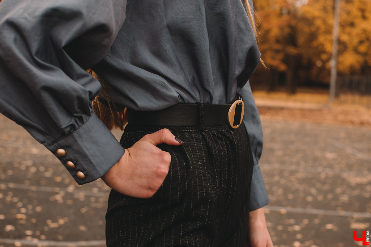 Мария Скосырева - программист, но это не значит, что ее гардероб ограничивается потертыми джинсами, мятыми рубашками и вытянутыми свитерами. Она работает в мужском коллективе, поэтому предпочитает выглядеть женственно и стильно