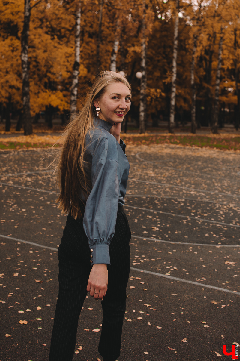 Мария Скосырева - программист, но это не значит, что ее гардероб ограничивается потертыми джинсами, мятыми рубашками и вытянутыми свитерами. Она работает в мужском коллективе, поэтому предпочитает выглядеть женственно и стильно