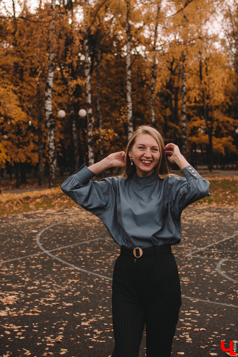 Мария Скосырева - программист, но это не значит, что ее гардероб ограничивается потертыми джинсами, мятыми рубашками и вытянутыми свитерами. Она работает в мужском коллективе, поэтому предпочитает выглядеть женственно и стильно