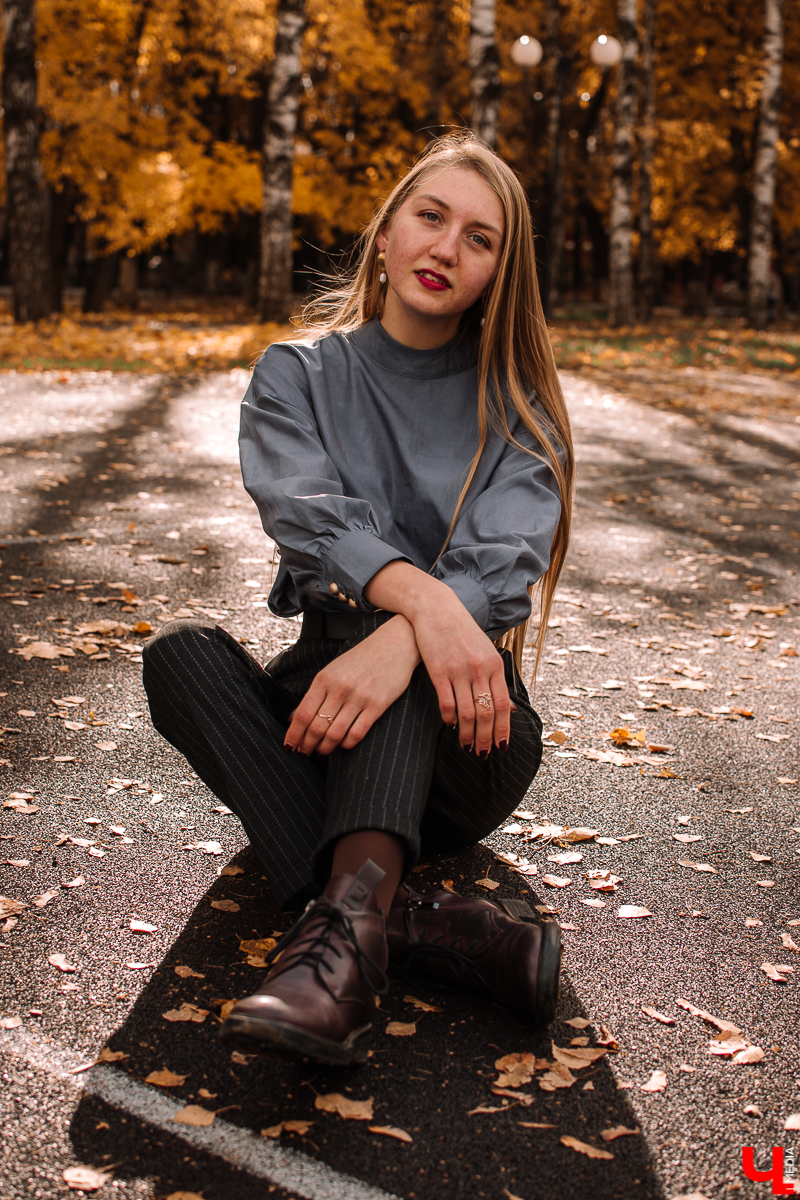 Мария Скосырева - программист, но это не значит, что ее гардероб ограничивается потертыми джинсами, мятыми рубашками и вытянутыми свитерами. Она работает в мужском коллективе, поэтому предпочитает выглядеть женственно и стильно